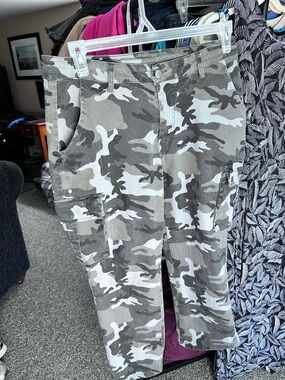 Women’s Gray Camo Cropped Cargo Pants - Casual Utility Style